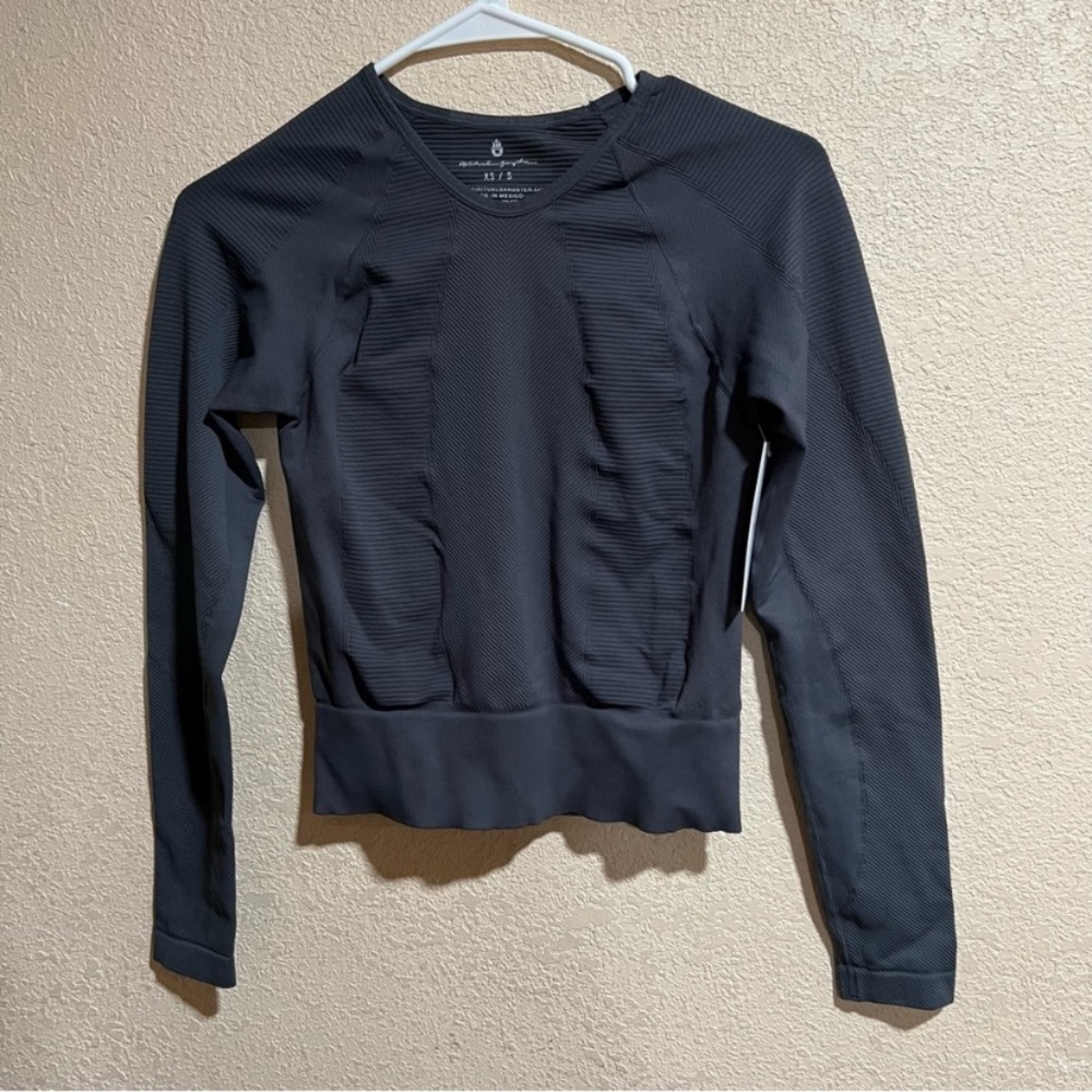 Spiritual Gangster charcoal gray long sleeve seamless crewneck cropped shirt